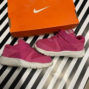 Nike girls tennis shoe
